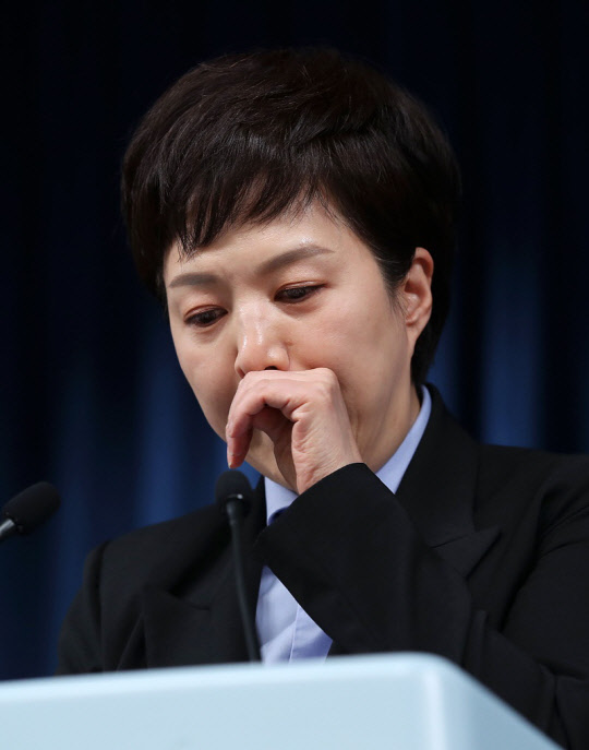 김은혜 대통령실 홍보수석이 9일 오후 서울 용산 대통령실 청사 브리핑룸에서 윤석열 대통령의 염수정 추기경, 정순택 대주교 면담 내용 등에 대해 브리핑 도중 울먹이고 있다.<연합뉴스>